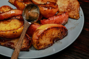 fried apple and pear slices with cinnamon and honey